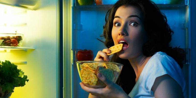 Як не їсти на ніч: як відучити себе від звички