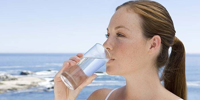 Як правильно пити воду, щоб схуднути - поради, відео
