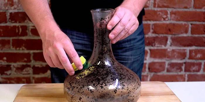 Як очистити кришталеву вазу від старого нальоту - народні методи