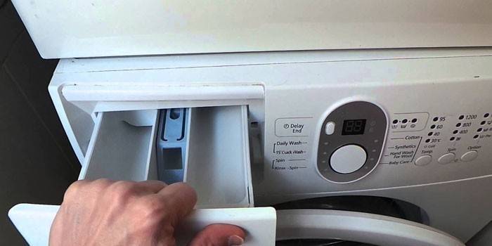Запах з пральної машинки - як прибрати сморід з барабана: місця розмноження і причини появи бактерій в пралці
