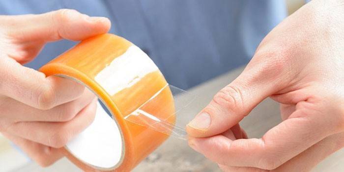 Чим відмити клей від скотча з пластику: методи, щоб очистити поверхню від залишків липких