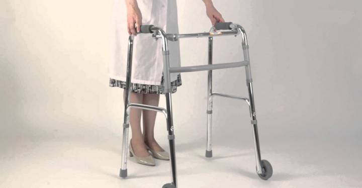 Ходунки для інвалідів і літніх людей - медичне пристосування для пересування після операції