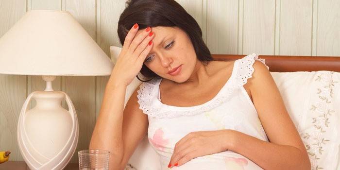 Коли починається токсикоз на ранніх термінах вагітності і чому з'являється нудота або блювота