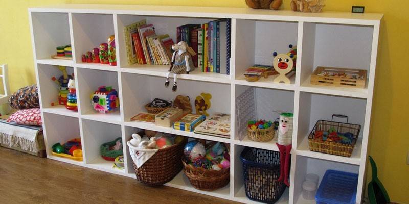 Дитячий стелаж для іграшок - огляд пластикових або дерев'яних з описом, вартістю та відгуками