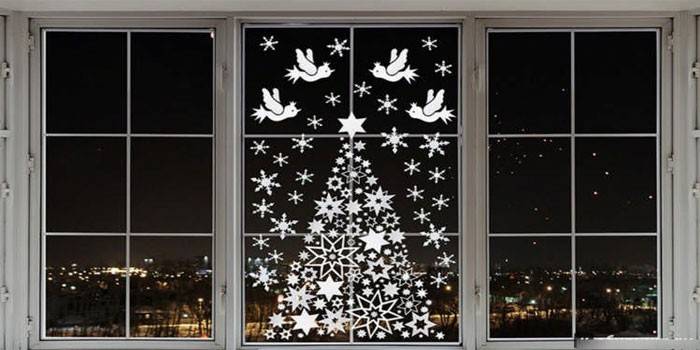 Як прикрасити вікно на Новий рік за допомогою підручних засобів