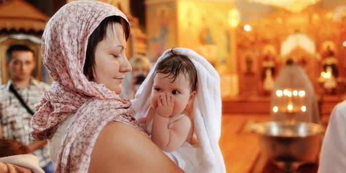 Кум і кума - хто це: значення обряду Хрещення дитини