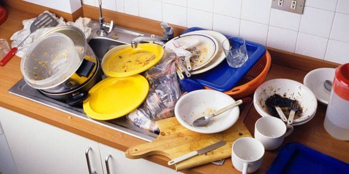 Чому не можна мити посуд у гостях у незаміжньої дівчини або заміжньої жінки
