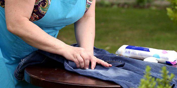 Як відіпрати траву на джинсах: різні способи видалити зелень