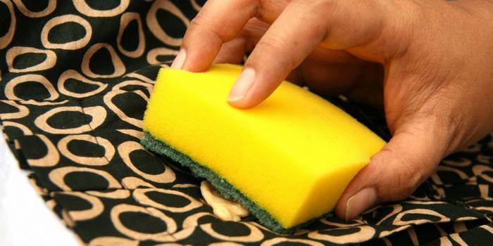 Як прибрати жуйку з одягу: недорогі способи прибрати жувальну гумку з тканини в домашніх умовах