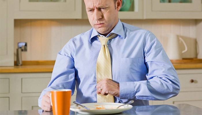 Тяжкість в шлунку і животі після їжі з нудотою і здуттям: причини і лікування