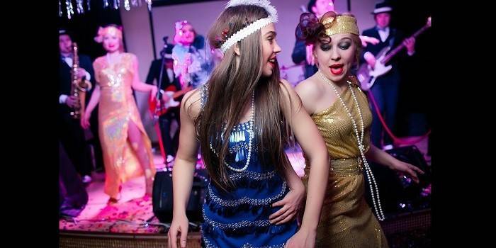 Вечірка в стилі Гетсбі: модний одяг та зачіски для жінок і чоловіків з фото, сценарії та конкурси, музика епохи фільму