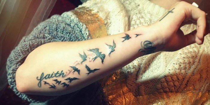 Татуювання для дівчат на руці: красиві написи і малюнки з фото
