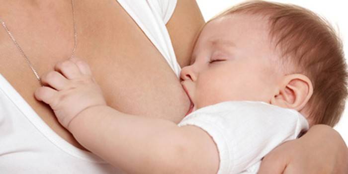Білий наліт на губах у дитини - молочниця