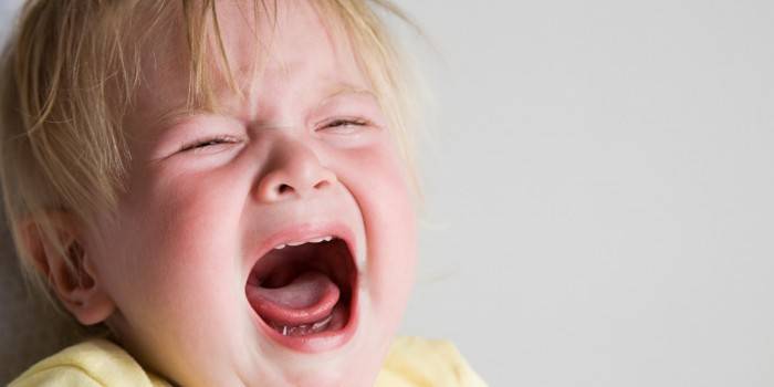 Дитина сильно потіє під час сну або постійно - чому це відбувається і що робити батькам