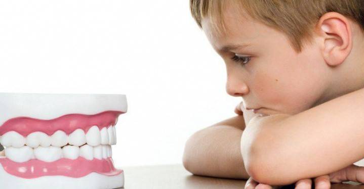 Дитина скрипить зубами уві сні: причини і лікування, поради Комаровського