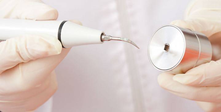 Чищення зубів ультразвуком - як прибрати зубний камінь в стоматології, користь і шкоду методу
