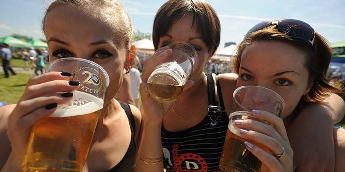 Пивний алкоголізм у жінок - симптоми і ознаки