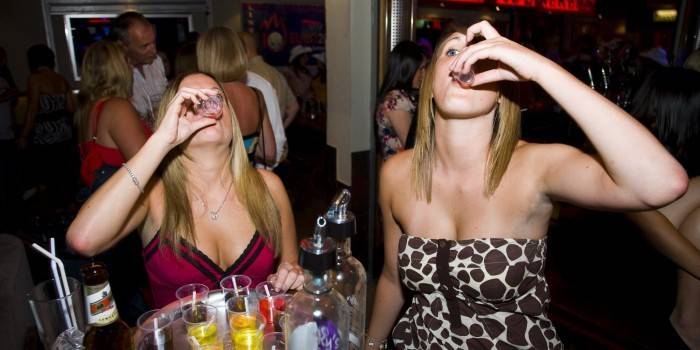 Чому люди п'ють алкоголь: психологія вживання спиртного