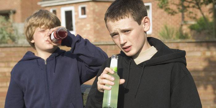 Підлітковий алкоголізм - перші симптоми залежності, діагностика, вплив на психіку і здоров'я