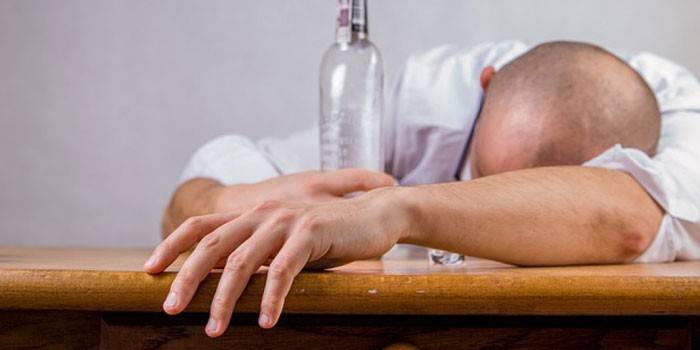 Ознаки алкогольного сп'яніння у дорослих і підлітків - клінічні, зовнішні, поведінкові і залишкові