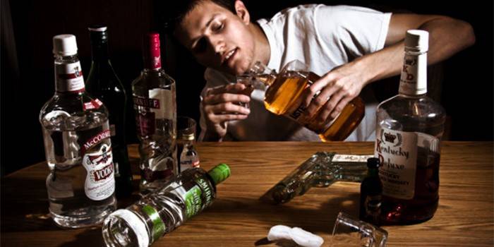 Нудить після алкоголю - причини, види блювання, способи усунути і запобігти симптоми отруєння