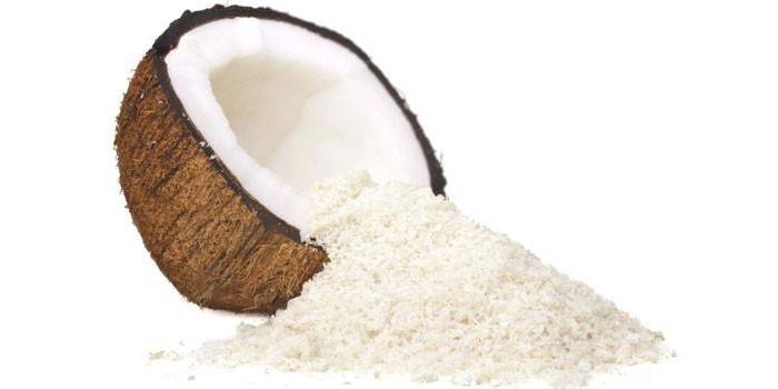 Кокосова стружка - користь і шкода, калорійність, використання у складі десертних страв і випічки