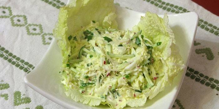 Салат з пекінської капустою: як приготувати смачне дієтичне блюдо
