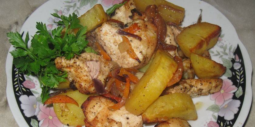 Куряча грудка з картоплею в духовці: як запекти смачне блюдо