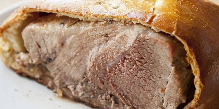 М'ясо в тісті в духовці: як запекти страву зі свинини і яловичини