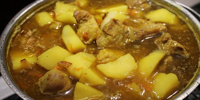 Тушкована картопля - приготування з м'ясом, куркою, грибами з смачним томатним або сметанним соусом