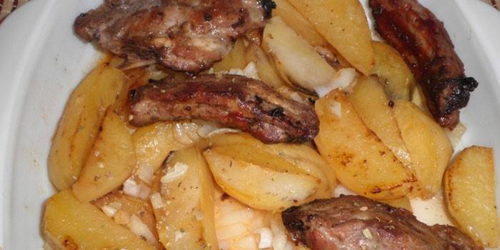 Картопля з м'ясом у духовці: як приготувати страву