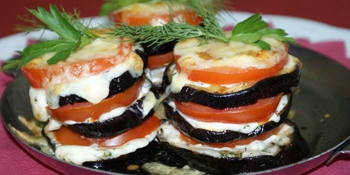 Швидке і смачне приготування баклажанів з помідорами на сковороді
