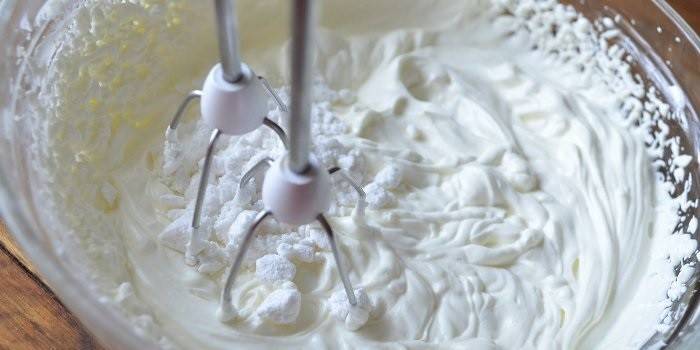 Сметанний крем для торта - як готувати покроково в домашніх умовах, пропорції і наповнювачі