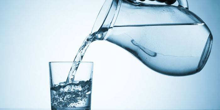 Дистильована вода - користь і шкоду, чи можна пити і як зробити в домашніх умовах