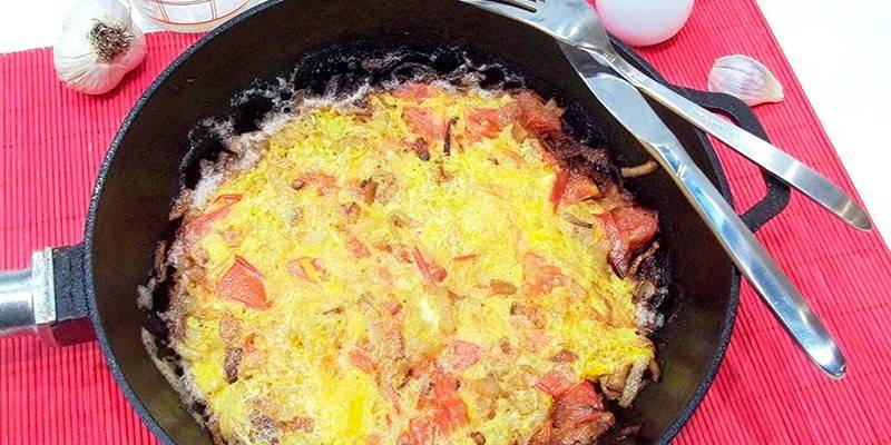 Яєчня з помідорами та цибулею - як готувати на сковорідці або в духовці з ковбасою і сиром