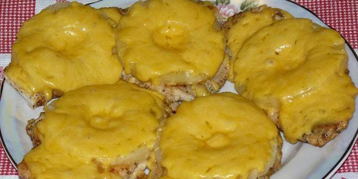 Курка з ананасами в духовці - як приготувати запечену, смажену або тушковану за рецептами з фото