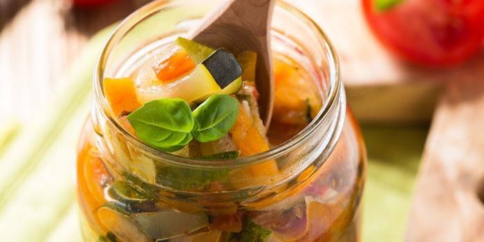 Закуска з кабачків на зиму: рецепти смачних салатів для заготівлі