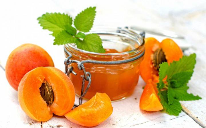 Рецепт абрикосового варення часточками з покроковим описом