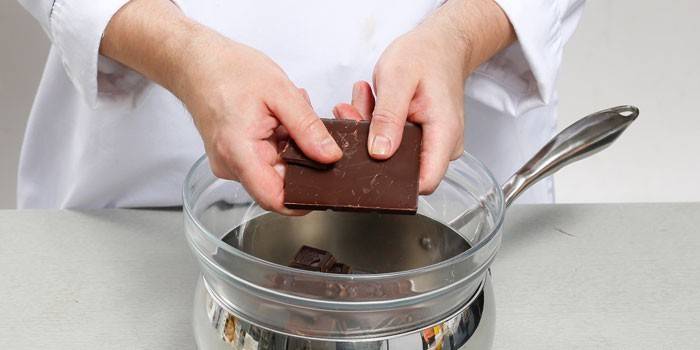 Як розтопити шоколад для прикраси правильно