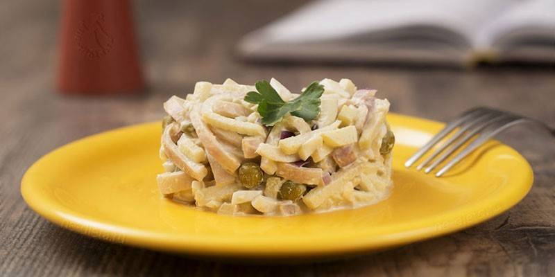 Салат з кальмарами і зеленим горошком - як готувати з м'ясом, картоплею, огірками або яблуком