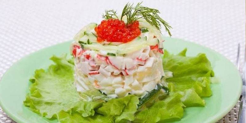 Салат з кальмарами і червоною ікрою - як готувати з креветками або крабовими паличками