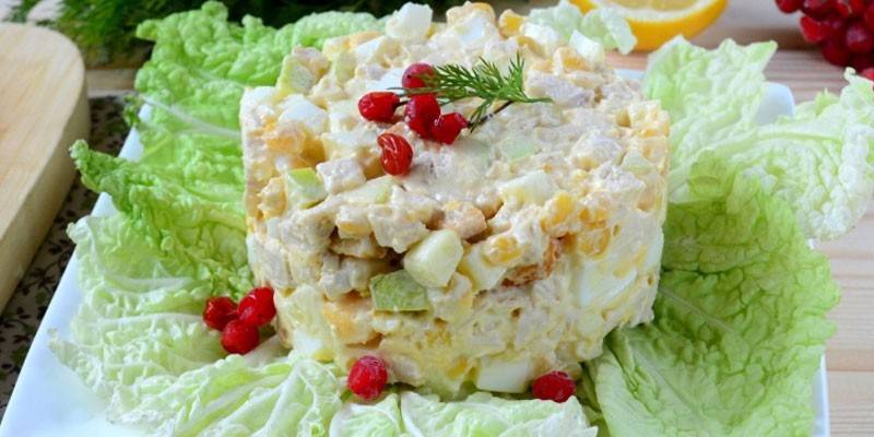 Салат з кукурудзою і курячою грудкою: як приготувати смачну страву