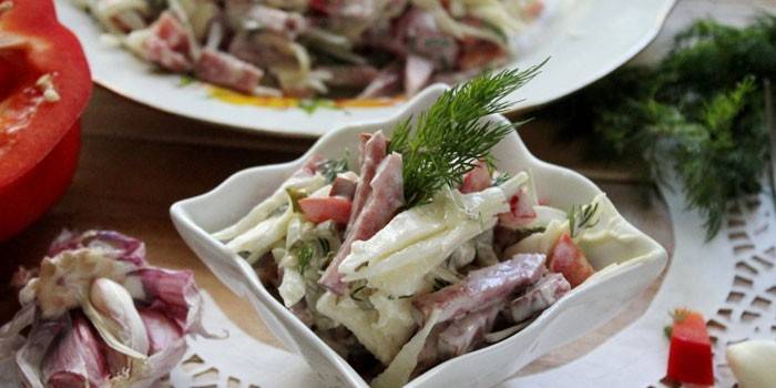 Салат з капусти і ковбаси - як покроково готувати з горошком, огірками або кукурудзою