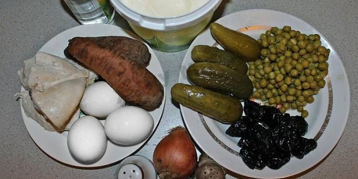 Простий і смачний салат Прага з шинкою, куркою та чорносливом - поради і секрети приготування