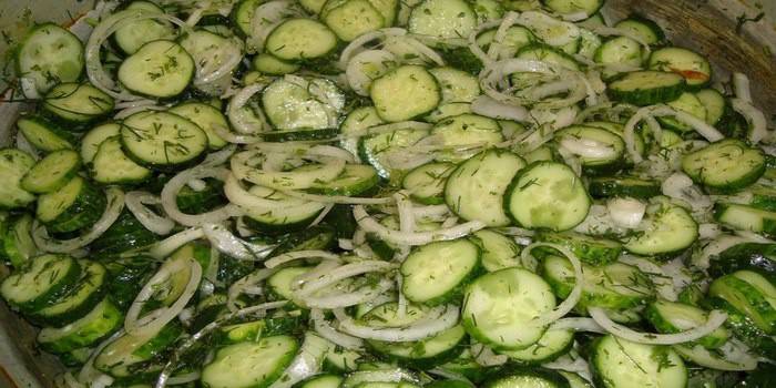 Ніжинський салат з огірків на зиму: приготування смачної заготовки з овочів