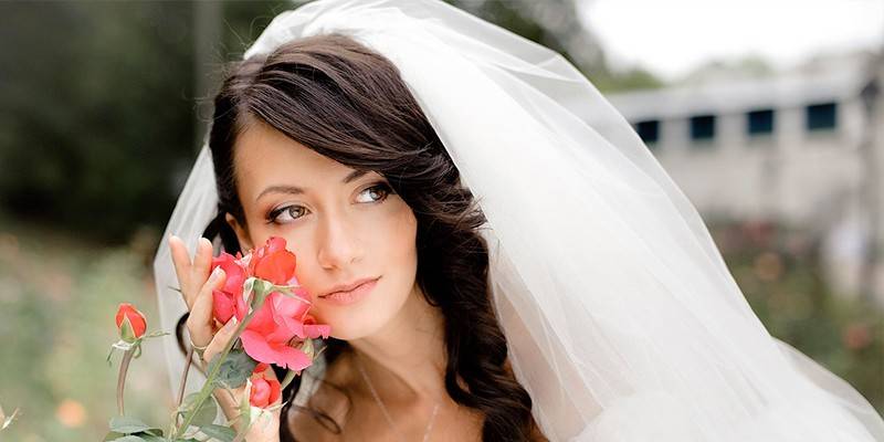 Весільні зачіски на довге волосся з фатою - зібрані, з косами або чубчиком, модні образи з фото