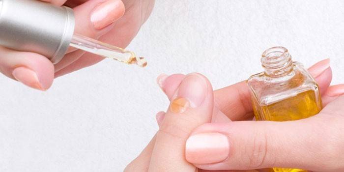 10 кращих масел для кутикули, які відновлять і пом'якшать шкіру навколо нігтів