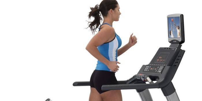 Як займатися на біговій доріжці, щоб схуднути чоловікові або жінці - ефективні тренування з відео