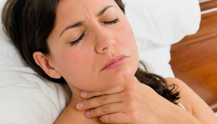 Відчуття грудки в горлі при ковтанні і відрижка: причини появи і лікування