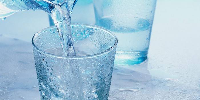 Скільки пити води, щоб схуднути - розрахунок норми в день і питний режим у таблиці